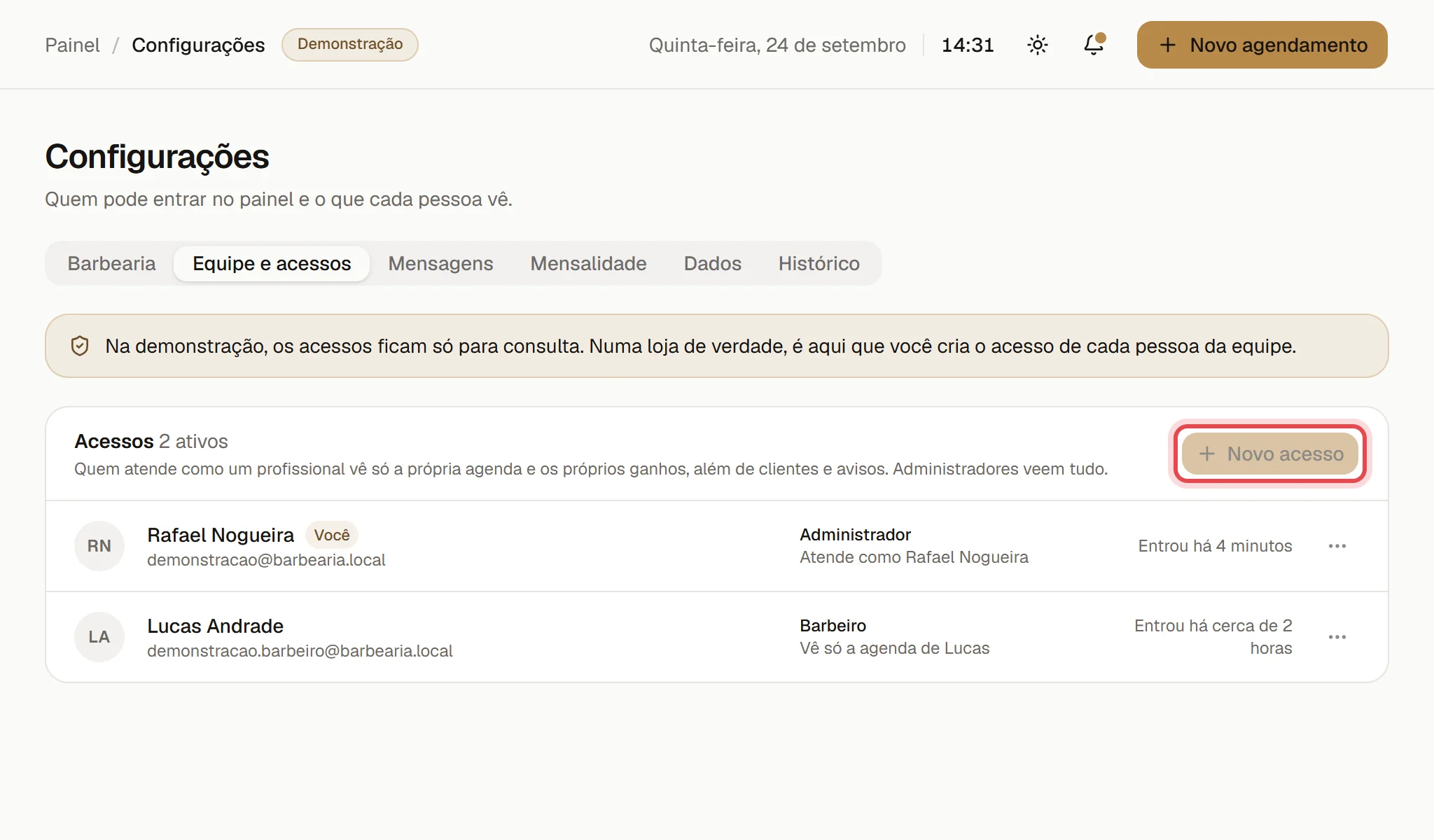 Aba Equipe e acessos das Configurações, com o botão Novo acesso e a lista de acessos, cada um com o perfil e o profissional ligado.