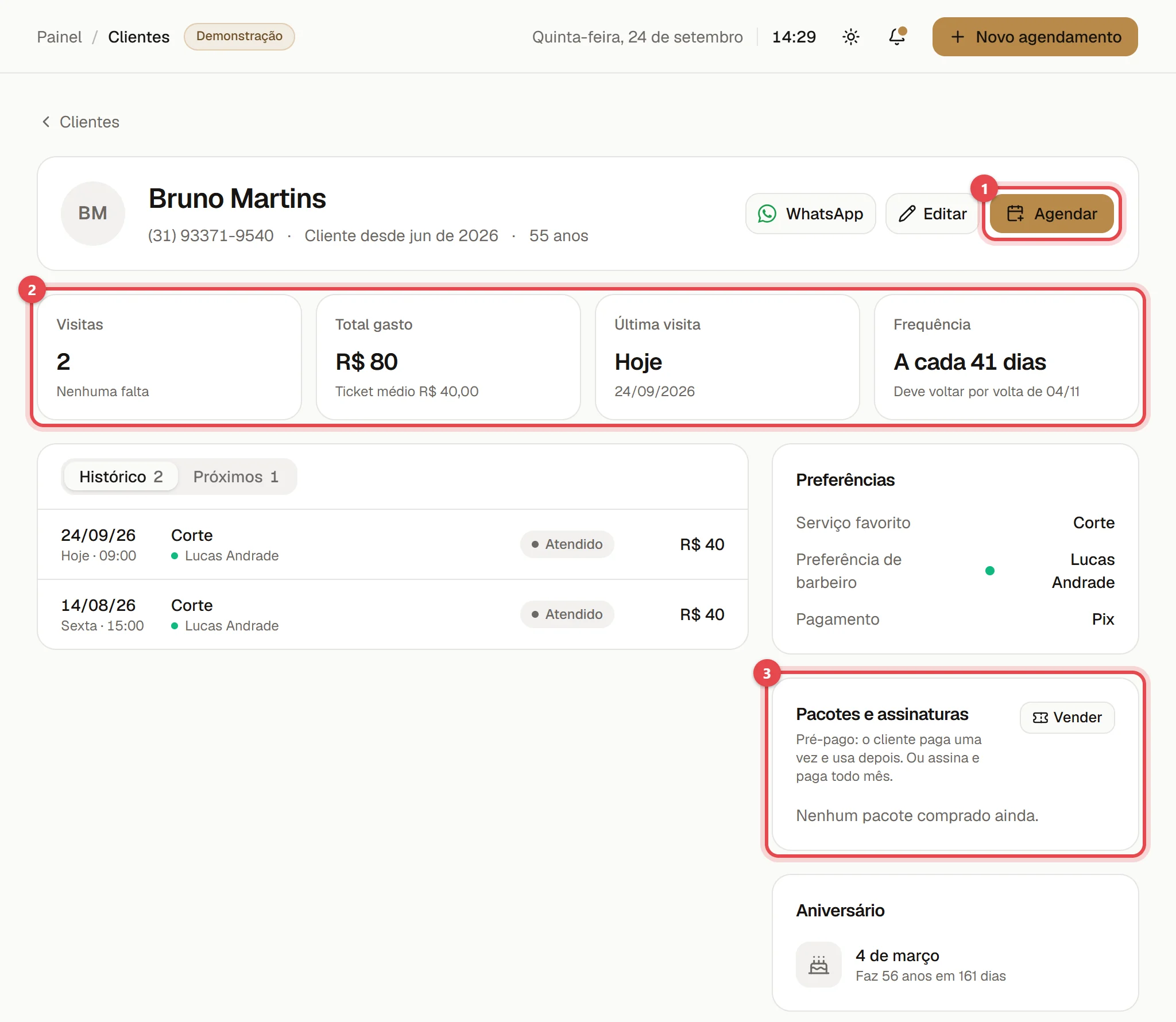 Ficha de um cliente, com o resumo de visitas e gastos, o histórico de atendimentos, as preferências, o aniversário e o cartão de pacotes e assinaturas.